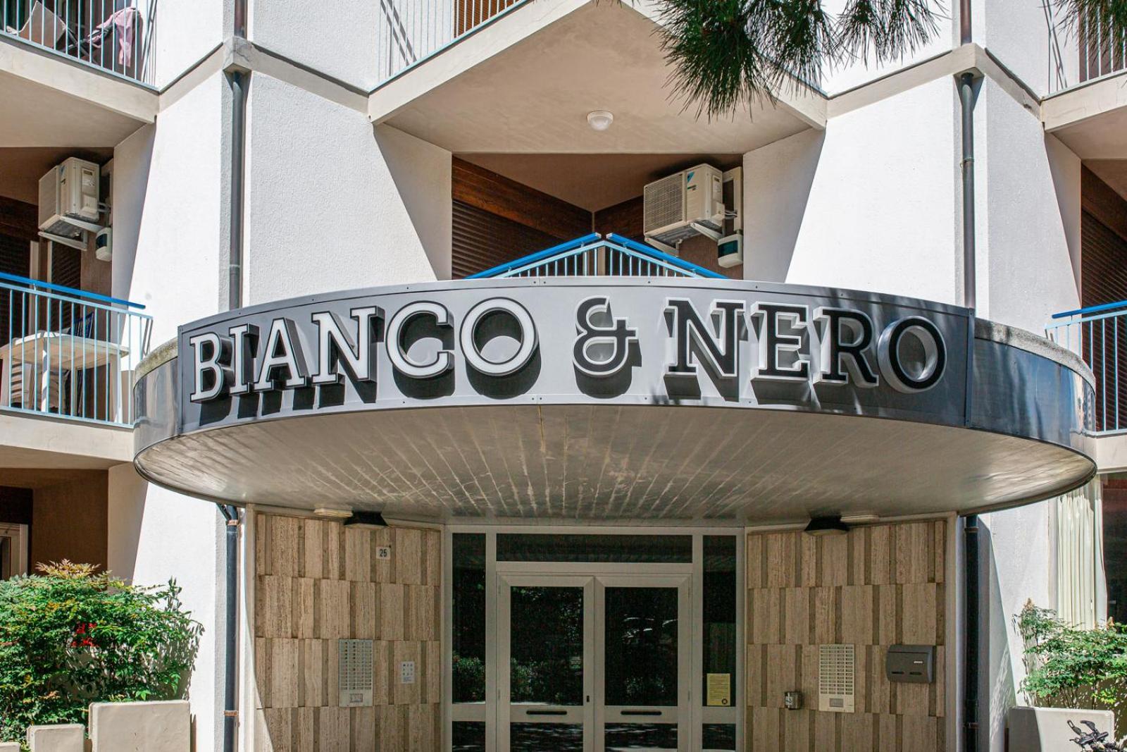 Appartamenti Bianco Nero لينانو سابيادورو المظهر الخارجي الصورة
